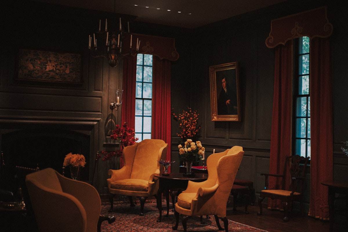 Waarom diepe kleuren het interieur van 2026 domineren